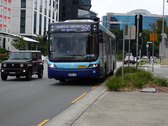 その後、電車でマスコットのホテルに戻って預けていた荷物を受け取り、バスでシドニー空港へ。<br />ホテル最寄りの停留所からは350番の国内線ターミナル行きしか停車しません。