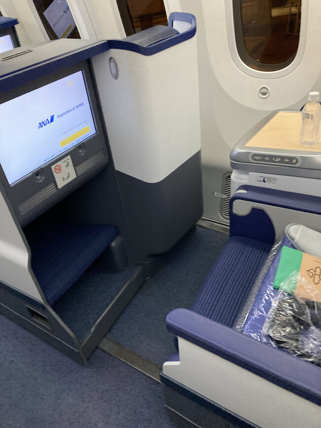 ANAマイーレージ25,000ポイントでエコノミーからビジネスクラスにアップグレード成功。<br /><br />翌朝羽田空港の到着して、東京駅から北陸新幹線で富山に戻り、今回の旅も無事終了しました。