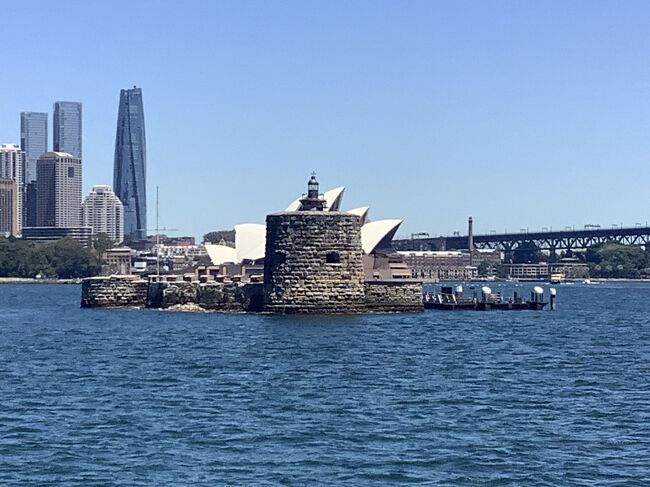 シドニー湾に浮かぶフォートデニソン。<br />かつて砲台もあったというデニソン要塞。