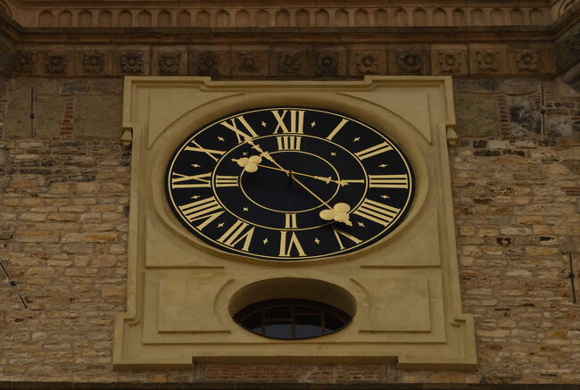 黒い文字盤に金の数字が映える時計。<br /><br />見上げると、時間よりも装飾の美しさに目がいきました。