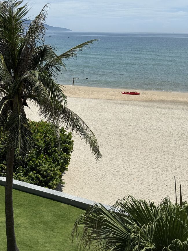 昨日はあの赤いカヤックに乗って海で遊びました<br />穏やかなノンヌオックビーチとも今日でお別れです<br />ダナン市街地近くのホテルへ移動します