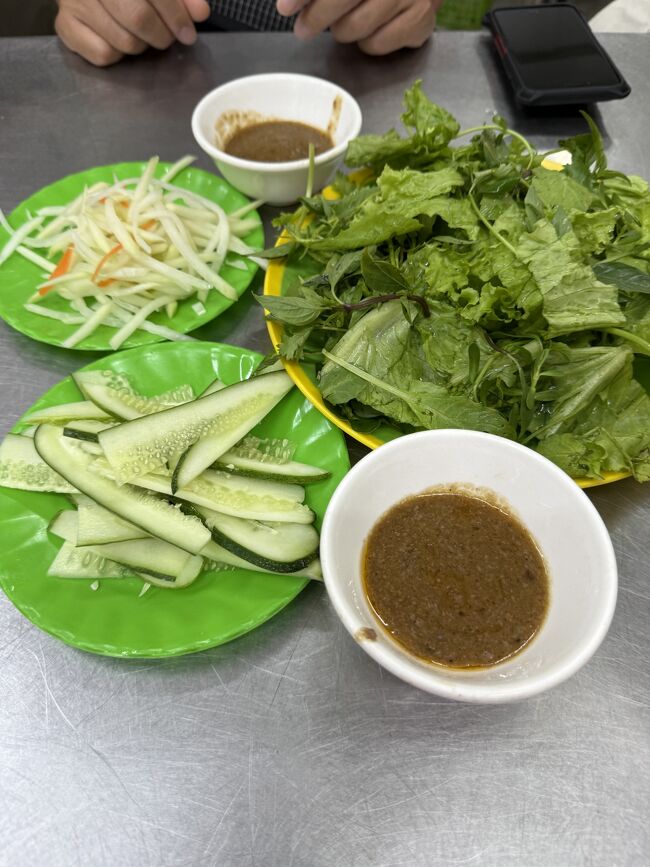 最初に運ばれてくるモリモリの野菜とタレ<br />写ってませんが、大きめなメモ帳のようなライスペーパーもります