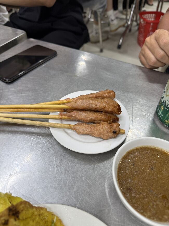 ネムルイというつくねのようなもの<br />焼きたてのアツアツを一緒に包んで食べるのもオススメです<br /><br />ビール2本、バインセオ1人前、ネムルイ5本で15万ドン<br />1000円でお釣りがくるなんて！