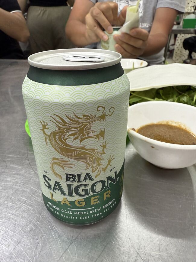 ビールを飲みながらバインセオの登場を待ちます