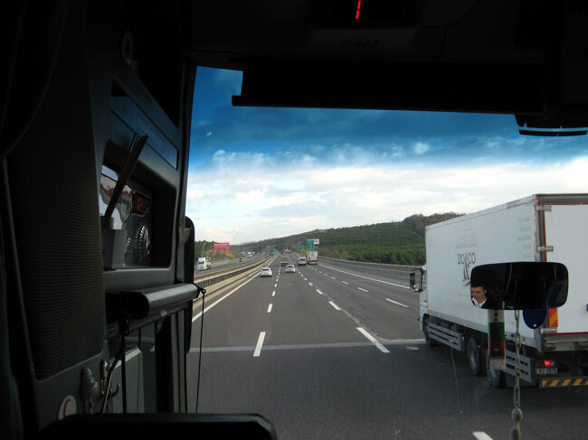 高速道路を１時間半程走行し