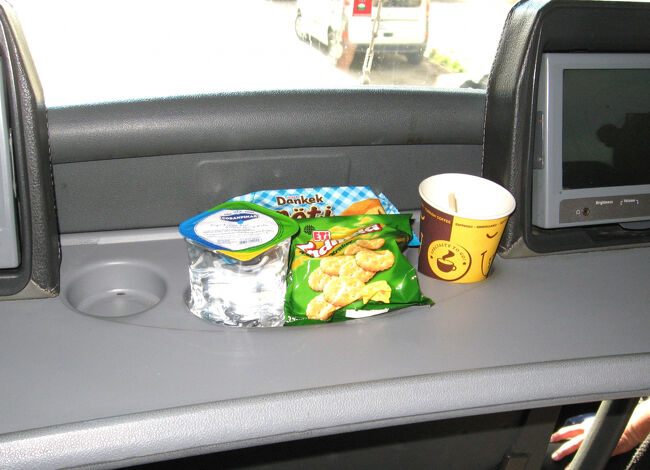 バスではコーヒー・水にスナックが配られました。