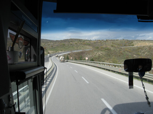 山間の道に進んでいきます。