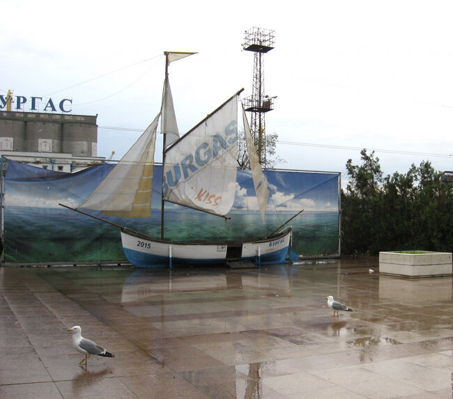 バスターミナルには船のオブジェがあり、いかにも海岸沿いの街と感じました。