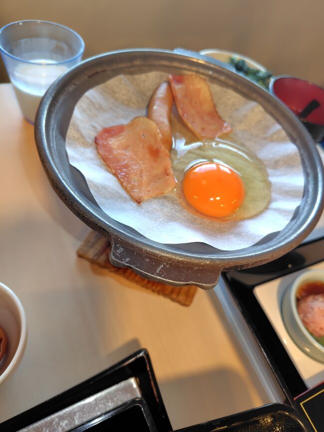 自分でたまごや、温めたいおかずを温めておいしくいただけます。<br /><br />が、今朝の私のお箸は動きませんಥ⁠‿⁠ಥ<br />バイキングコーナーから「茶粥」「はちみつ梅干し」2つで十分。あぁ梅干しがおいしい。和歌山でよかった(⁠ ⁠╹⁠▽⁠╹⁠ ⁠)<br />私の分のおかずは男2人が食べてくれました。