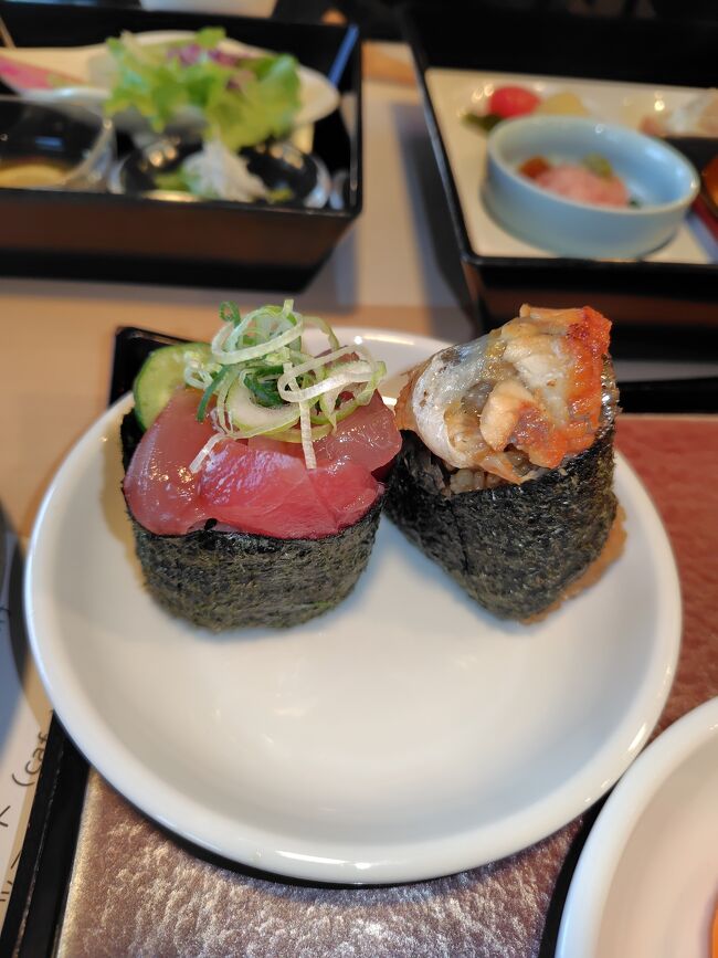 主人が握ってもらったおにぎり。<br /><br />長男は、いかにも食べそうと思われたのか、一気に3つOKをいただき満足そう。<br /><br />よかったねಠ⁠‿⁠ಠ<br />そう自己責任(⁠ ⁠≧⁠Д⁠≦⁠)