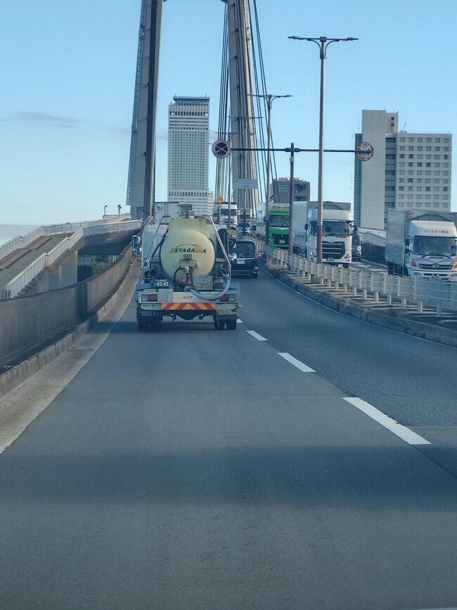 大阪に向かいます。<br />事前にグーグルマップでルートと必要時間を確認しておいても、カーナビが最適ルートを選択して、<br />思わぬ所とおりますよね。大阪、渋滞多く、なんだか、昼からの飲み屋さん街を注意深く通ることに。