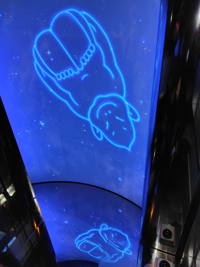 エレベーター乗るまでも、写真撮られたり(気に入ったら買う。うちは目もくれず)お土産コーナーを通らせたり、大阪商売？<br />ようやく乗れたエレベーター天井にもビリケンさん。<br />