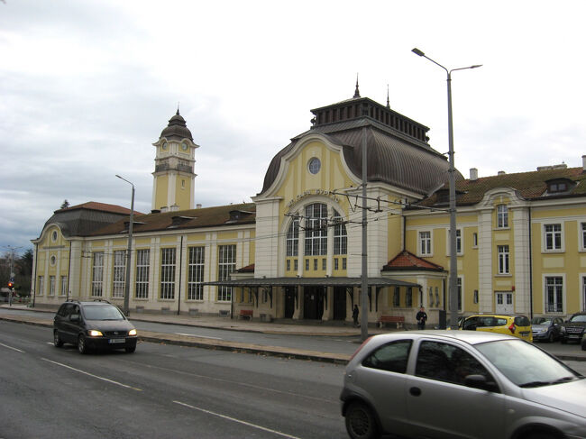 バスターミナル横にはブルガス駅があります。