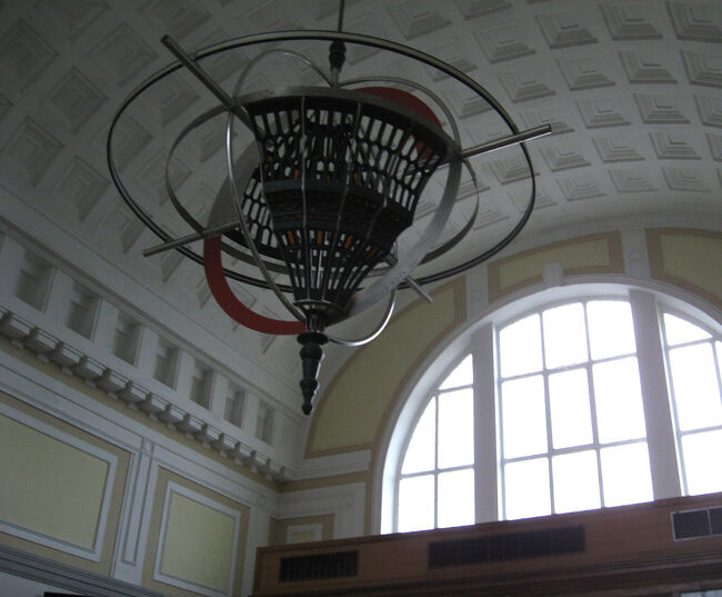 駅構内は暗め、あれは照明でしょうか、最初は”地球ゴマ”に見えました。