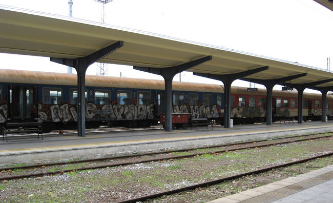 ソフィア行きでしょうか、落書きがいっぱい(>_<)