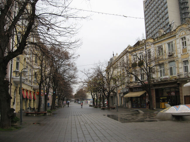 ブルガス駅前から真っすぐ北に延びるアレクサンドロフスカ通り