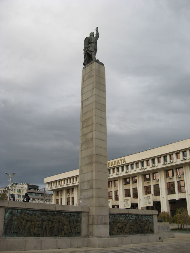 更に進むと社会主義的な碑がありました。