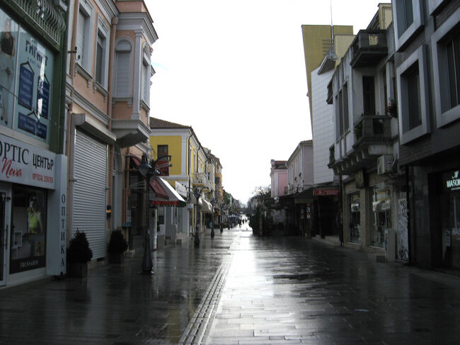 アレコ・ボゴリディ通りは駅前から延びるアレクサンドロフスカ通りと同じく歩行者天国です。