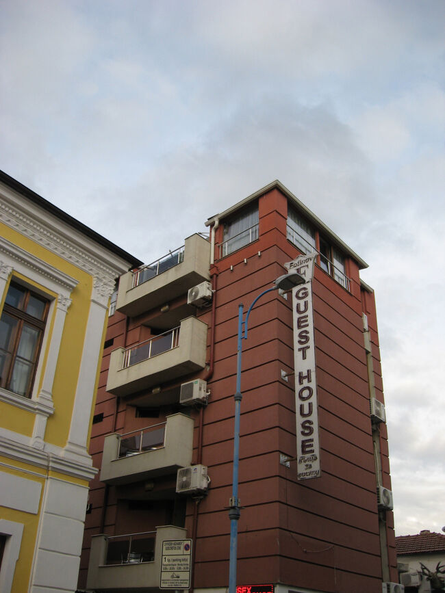 この通り沿いにあるゲストハウスに宿泊しました。