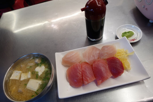 意外と時間かかるもんなんやね。15分くらいでお寿司とお味噌汁です。