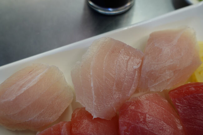 旗魚、カジキが3貫。<br /><br />ん？私のだけ醤油塗ってないのね。卓上に醤油あるからと。