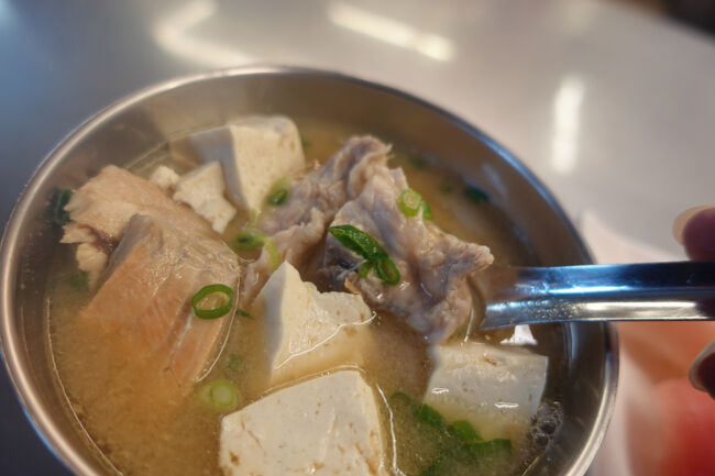 アラと言うか、切れ端たっぷり。大物しか扱ってへんのか、骨は少々であまり気にならないくらい。