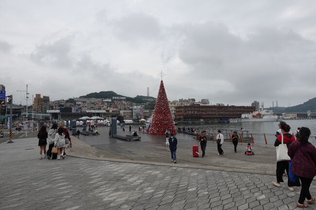 では荷物持って出発です。宿の前から真っ直ぐは、歩き辛いので、微風東岸に渡ってから海洋廣場通って火車站へ。