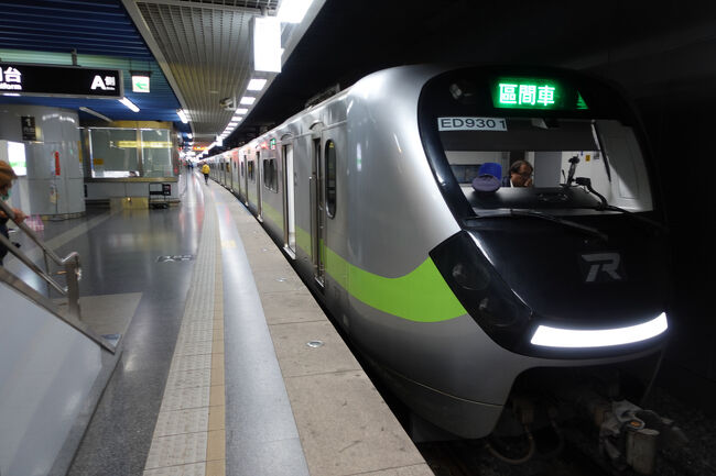 とは言え、苗栗まで行く訳にゃ行きまへん。寝落ちせんと台北火車站で下車しなくちゃ。<br /><br />始発駅やし、もう待機してますね。意外と席埋まってる…