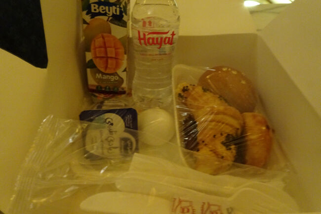 内容は充実しており、クロワッサン・ゆで卵・ジュース・ミネラルウォーター等<br />過去パリでは、りんごが玉のまま(どうして食べるの?)今回は充実していました