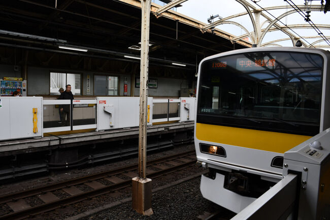 黄色い電車で千葉に向かいます