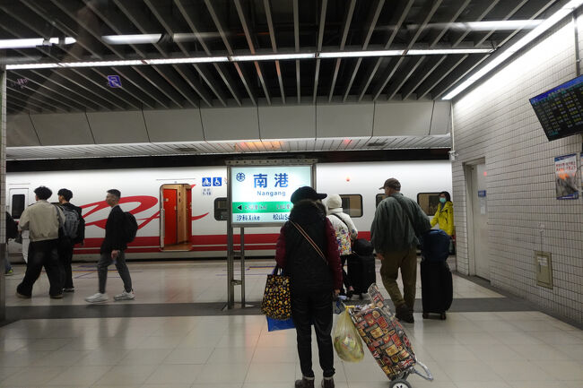 途中、南港です。普悠瑪号、またお逢いしましたね。意外と本数多いのかしら？