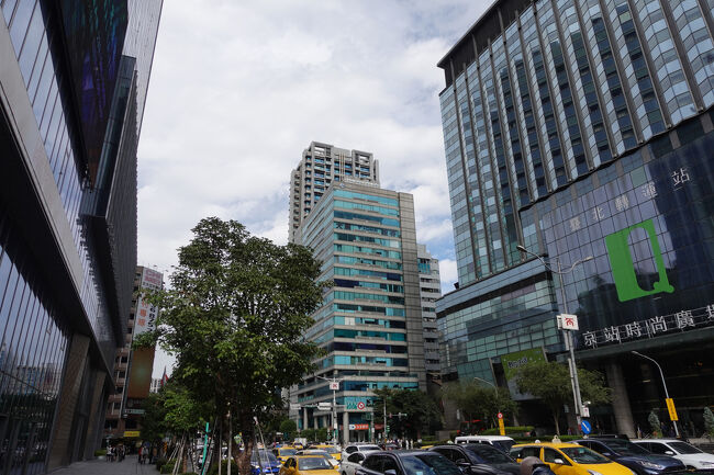 ん、出口を出たとこで建物達に圧倒されますねぇ。