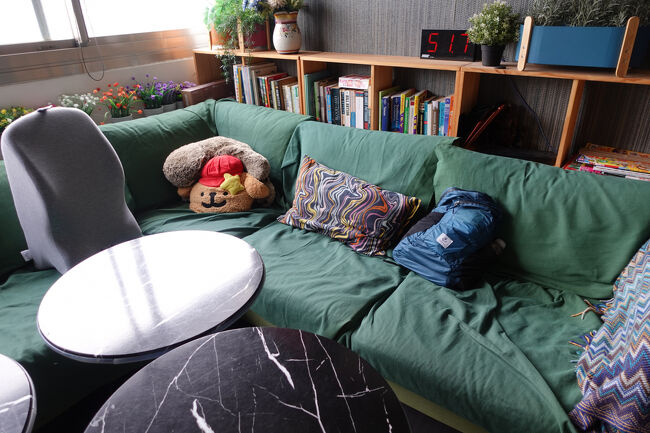 ソファあるから、休んでてもえぇねんけど。