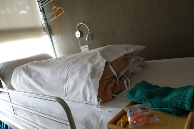 の、奥の上段。久しぶりの上段、酔っ払って落ちたりせぇへんかな？