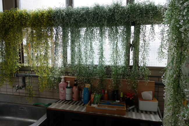 お宿は雑居ビルの12階。洗面台から街が見えますが、