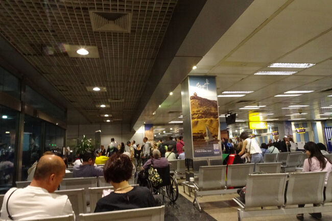 搭乗手続きを終え、待合室へ