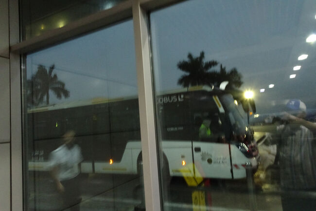 やっと、08:10搭乗開始、バスでかなり離れた沖止めの航空機へ