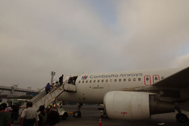 搭乗予定はカイロエアーですが<br />機体にはCambodia Airwaysの塗装文字が・・ここはどこ・・<br />使用機材はA320で、席は2A、機内サービスはミネラルウォーター1本のみ 