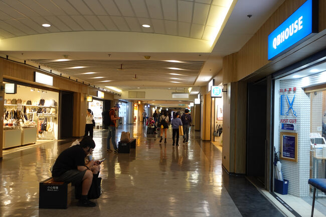 お値段350NT$は、思ふたよりお高いかな。ま、選択肢探しつつ断られまくるのは想像したく無いのでやむなし。<br />お姉さんはほぼ中文のみやけど、さすがと言うか、指差しで切り方お願いできる想定問答集あります。お姉さんが質問指差し、選択肢をわたしが指差し。<br />最後はQBハウス名物？掃除機でガーッと頭を撫で回して完了。むちゃ頭軽くなりまして、対応おおきにでした。異人の相手で緊張感漏れてたお姉さんも安心の笑顔かな？