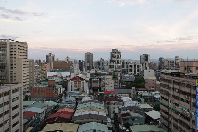 17:00くらい、東の空がえぇ感じ。屋上あがって、一服しながら眺めを。