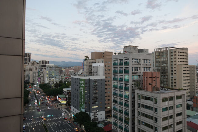 どっち向いても建物だらけなのだけれど。