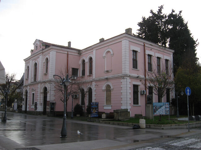 宿泊先ゲストハウスの斜め前には考古学博物館があります。