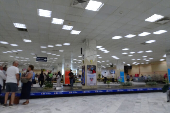 ツァーメンバーのスーツケースがへこむ破損あった