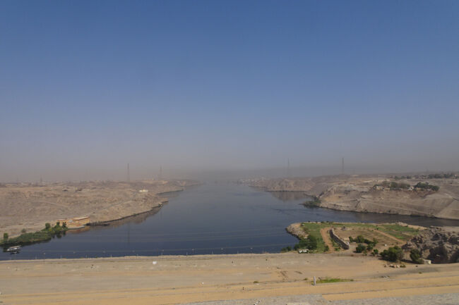 アスワンハイダム<br />1970年完成、堤の高さ111ｍ12基水力発電機で21ＧＷ発電