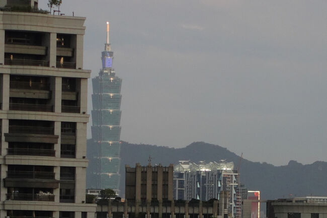 だいぶ距離あるからかすれるけれど…それでも101の存在感。