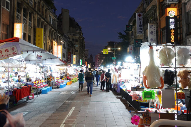 恒例により、まずは一回り冷やかしに。以前の微かな記憶では、そんなに規模は無かったかと。