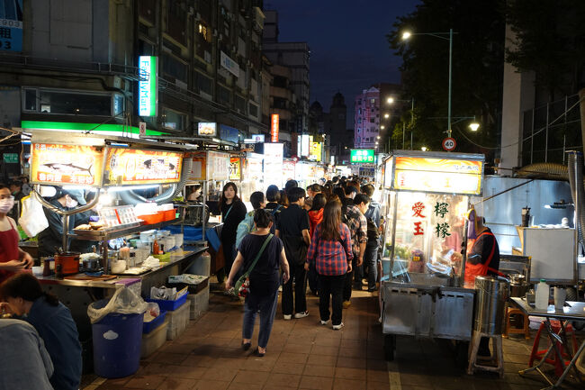 んで、その先からお食事の屋台出てます。