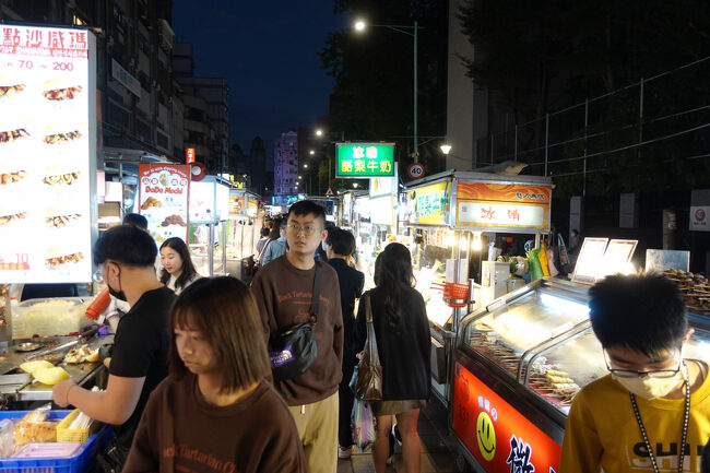 通路狭い…無茶混んでます。週六、土曜日か…