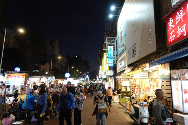 反対側かなと…屋台に裏手と常設店の間の道でした。