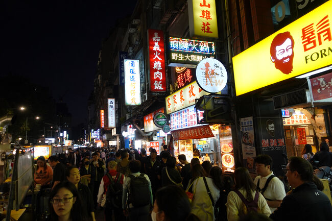 髭の魯肉飯屋さんの前、すごい行列。でも、魯肉飯では無さそう。